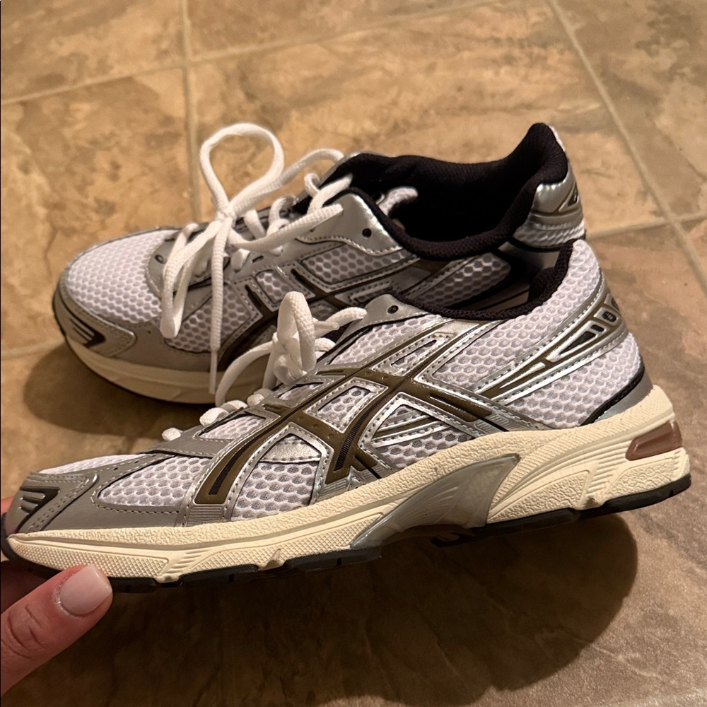 ASICS - Picture 2 of 3